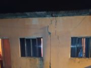 parede de casa com duas janelas e diversas rachaduras