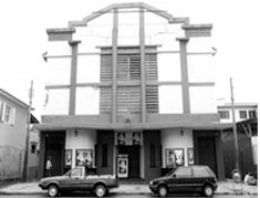 Fachada do cinema na década de 50, poucos anos após a inauguração. 