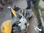 moto de cor amarela caída no chão depois de acidente em conselheiro lafaiete