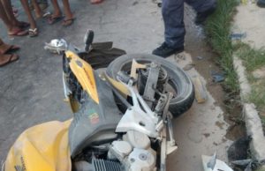 moto de cor amarela caída no chão depois de acidente em conselheiro lafaiete