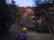 AO TENTAR FAZER SELF NA CACHOEIRA, JOVEM ESCORREGA, CAI DE UMA ALTURA DE 50 METROS E MORRE