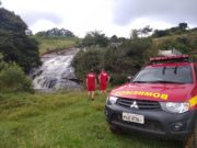 BOMBEIROS LOCALIZAM CORPO DE ADOLESCENTE QUE SE AFOGOU EM CACHOEIRA DE RESENDE COSTA