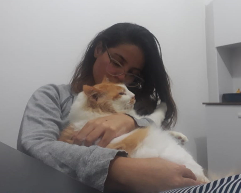 Camila abraça o gato Pedrinho