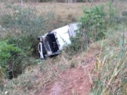 DOIS CAMINHÕES SAEM DA PISTA EM RODOVIA PERTO DE BARBACENA