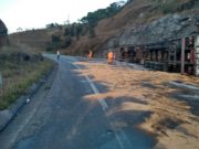 CARRETA TOMBA NA BR 265 E DERRAMA ÓLEO DE SOJA NA PISTA