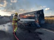 INCÊNDIO EM VEGETAÇÃO FAZ CAMINHÃO DE CARVÃO PEGAR FOGO PERTO DE SÃO TIAGO
