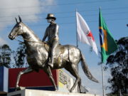 CLICK DO DIA: EM ENTRE RIOS DE MINAS, MONUMENTOS USAM MÁSCARAS; MAS EM TIRADENTES NÃO PODE