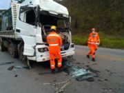 ACIDENTE ENTRE CAMINHÃO E CARRETA DEIXA DOIS HOMENS FERIDOS