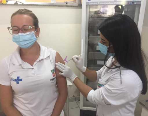 “EU ME SINTO MAIS SEGURA”, DIZ ENFERMEIRA VACINADA EM RITÁPOLIS