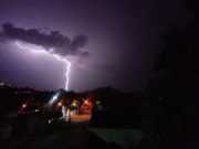 RAIOS MARCAM O CÉU DE SJDR E IMAGENS IMPRESSIONAM; CONFIRA