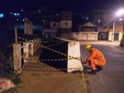 EM BARBACENA, BOMBEIROS RESGATAM HOMEM QUE CAIU EM CÓRREGO