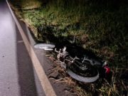 JOVENS FICAM FERIDOS APÓS COLISÃO COM UMA VACA